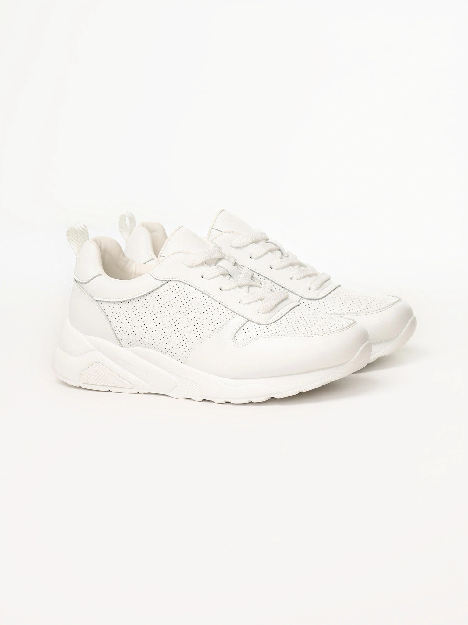 Кроссовки белого цвета на средней платформе